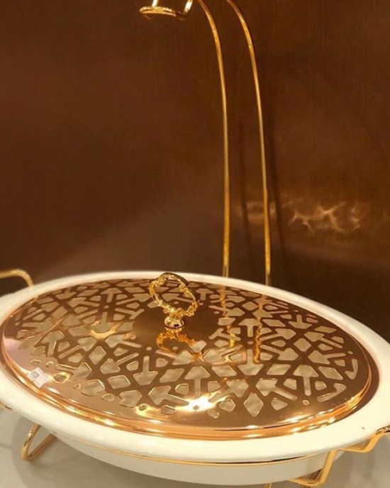 صينية بيضاوية مع سخان صغير